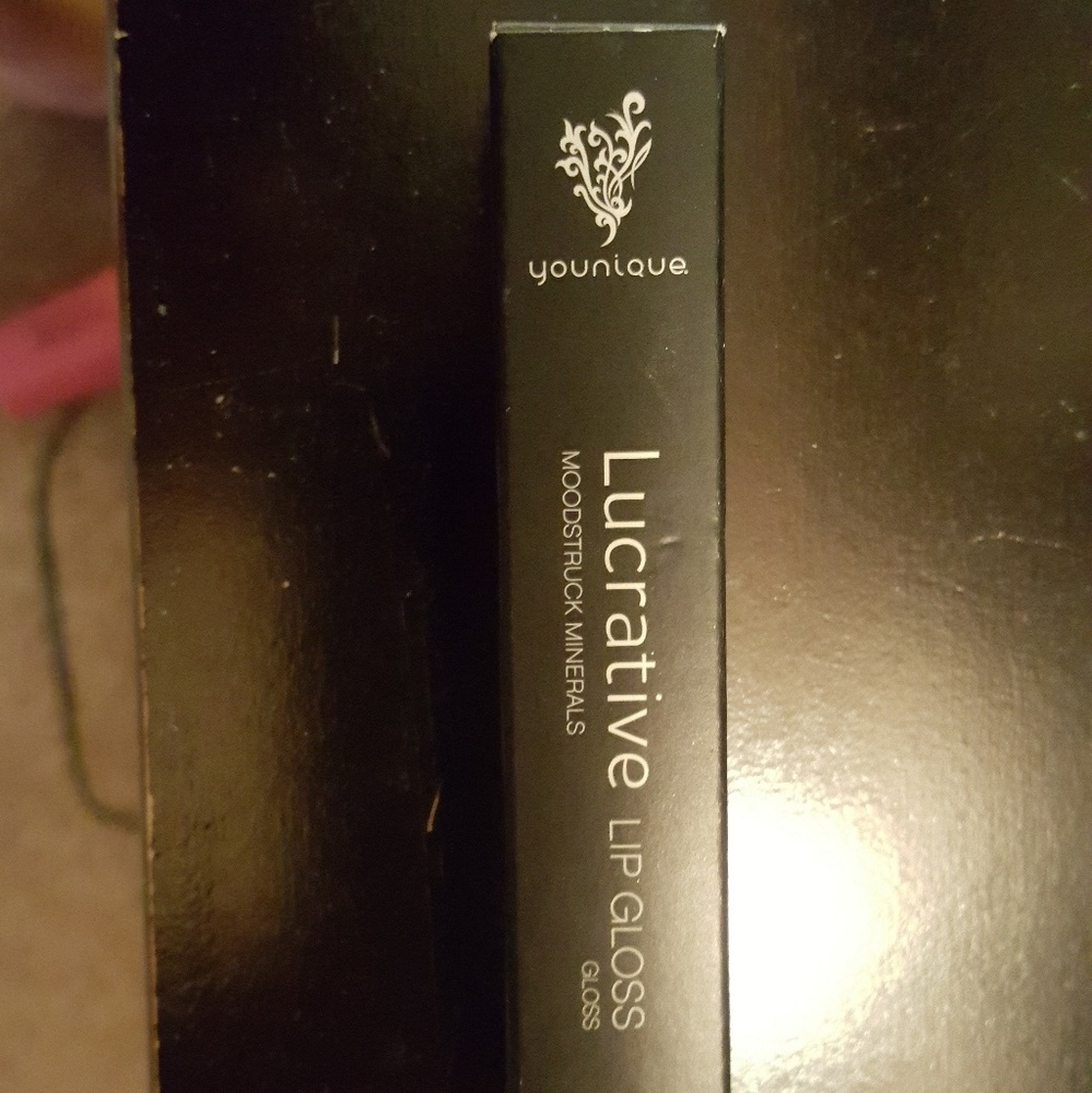 Younique lucrative lip gloss